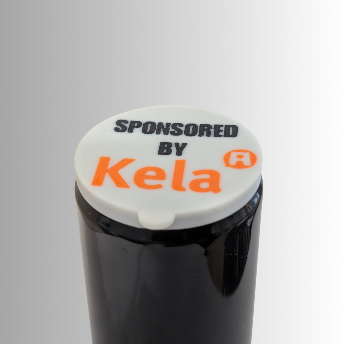 "Sponsored by Kela" Tölkin kansi Valkoinen
