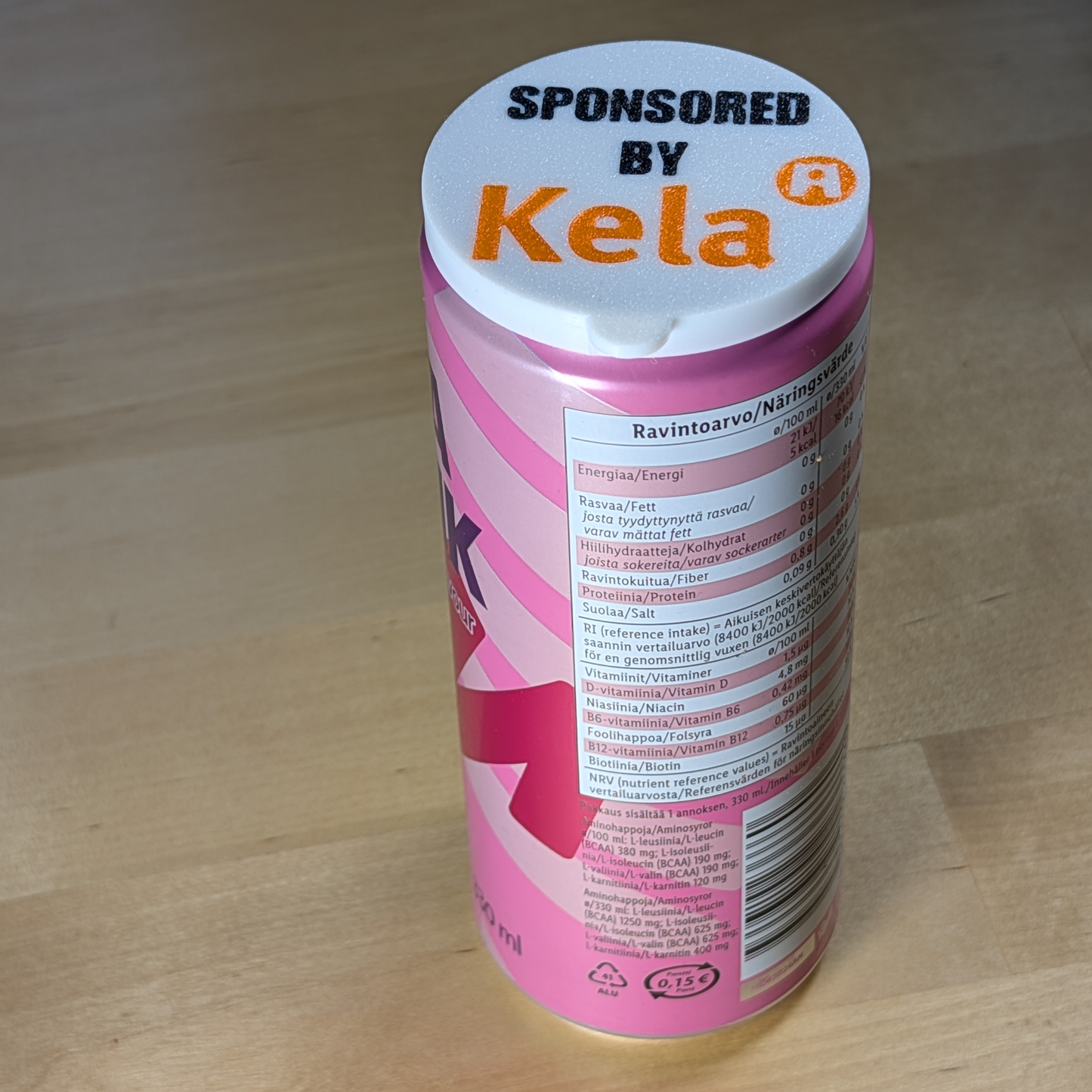 "Sponsored by Kela" Tölkin kansi Valkoinen