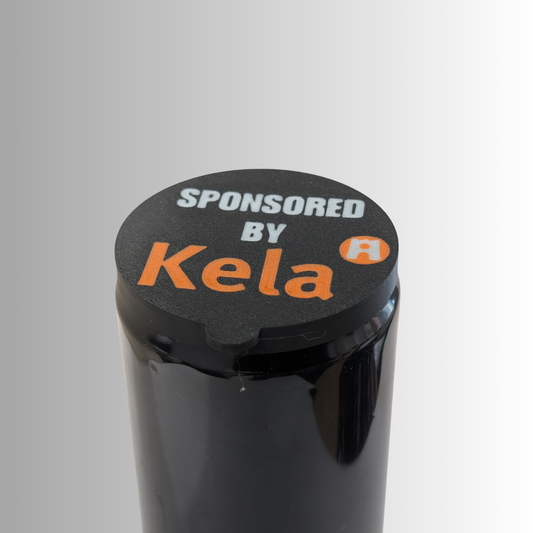 "Sponsored by Kela" Tölkin kansi Musta