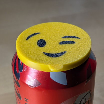 "Wink emoji" Tölkin kansi